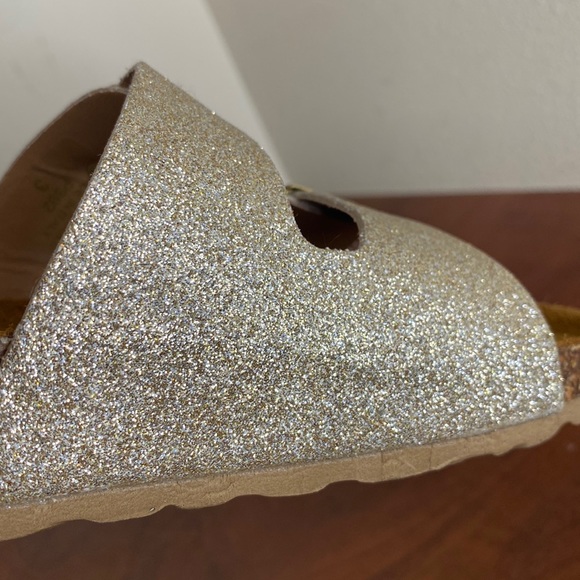 NWOT, Youth girls Sandals, Sparkle gold, size 3. - Picture 4 of 9